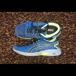 Boys ASICS size 5 running shoes. In great condition.